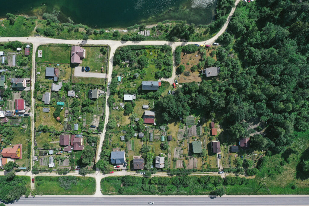 A bird 's eye view of a neighborhood with lots of trees.